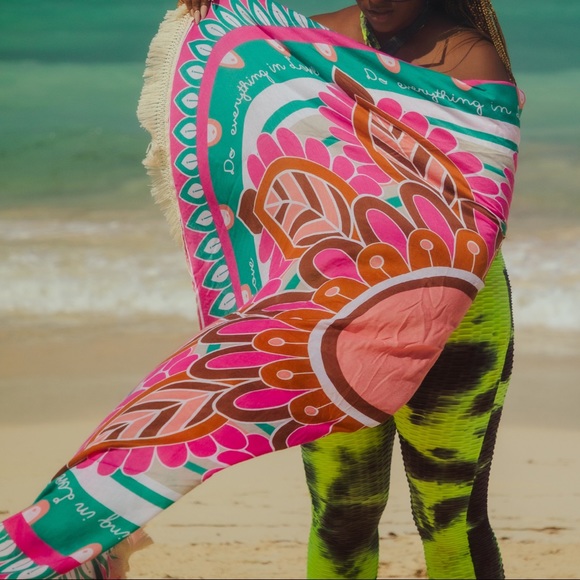 "Do Everything In Love" Beach Towel Pink/Blue - Picture 1 of 2